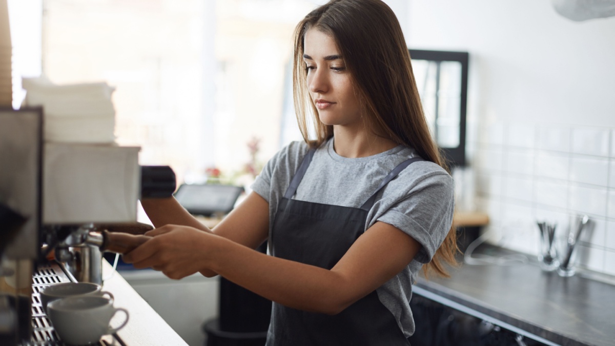 Ragazza fa il caffe al bar